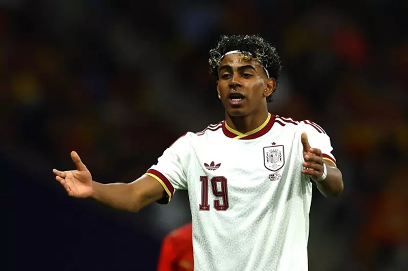 فينيسيوس يتفاعل مع لامين يامال بعد الهتافات العنصرية في مباراة مصر وإسبانيا 